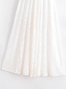 Robe trapèze élégante sans manches en dentelle blanche avec broderies florales et taille ajustée