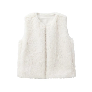 Gros plan sur le gilet en fausse fourrure blanche avec col en V et texture peluche