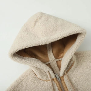 Détail du sweat à capuche d'hiver en polaire sherpa avec fermeture éclair en métal