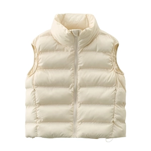 Détail d'un gilet matelassé beige avec col montant et fermeture à glissière fluide