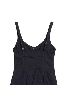 Eng anliegendes Denim-Midikleid mit verstellbaren Trägern und silbernen Knöpfen