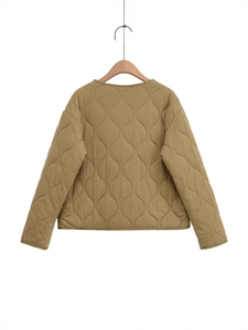 Veste matelassée jaune moutarde avec motif à losanges et col rond, vue arrière sur fond blanc