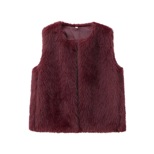 Détail d'un gilet en fausse fourrure bordeaux montrant la texture douce et la doublure avec étiquette