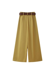 Pantalon d'été jaune moutarde à jambes larges avec ceinture en cuir marron foncé à plat