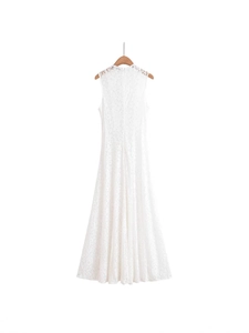 Élégante robe longue blanche en dentelle sans manches avec jupe trapèze et cintre