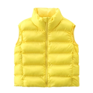 Détail de gilet rembourré jaune vif avec matelassage horizontal et un col montant haut