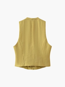 Vue arrière du gilet moutarde ajusté avec tissu texturé et coutures verticales