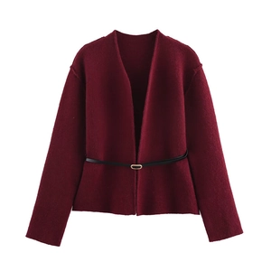 Damen Strickjacke in Burgunderrot mit lockerer Passform und schwarzem Gürtel Detail