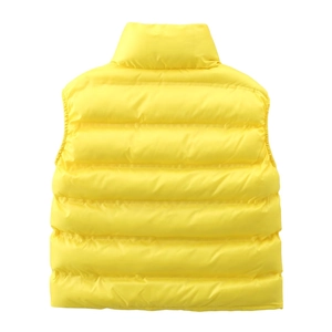 Vue arrière d'un gilet matelassé jaune vif avec col montant et texture rembourrée douce