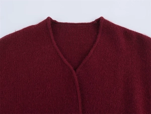 Detail des weinroten Strickcardigans mit V-Ausschnitt, Textur und Nahtverarbeitung