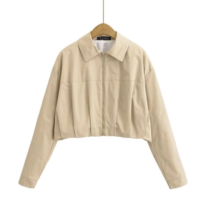 Detailansicht des plissierten elastischen Saums und Reißverschlusses der beigen Jacke