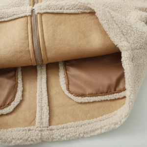 Détail d'une veste d'hiver en polaire avec fermeture éclair et texture daim