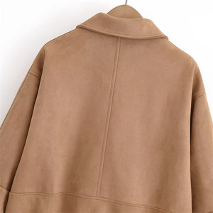 Vue arrière d'une veste en daim beige avec un col classique et des coutures verticales