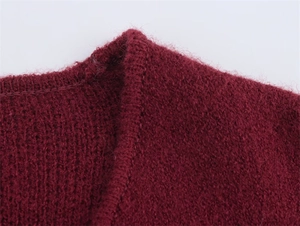 Nahaufnahme eines weinroten Strickpullovers mit flauschiger Mohair-Struktur und Ripprand