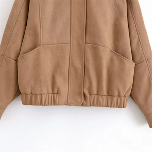 Détails de la veste en daim camel avec ourlet élastique et poches latérales chic