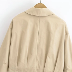 Detailansicht von Kragen und überschnittenen Schultern dieser beigen Freizeitjacke