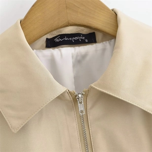 Detailansicht der khakifarbenen Jacke mit Faltenrevers, Metallreißverschluss und Twill-Stoff