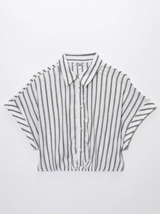 Camicia a maniche corte a righe verticali con bottoni dorati e vita con laccetto