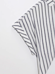 Camicia estiva da donna a righe bianche e blu con maniche corte con risvolto e trama intrecciata