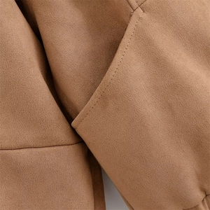 Détails de couture et texture de tissu en daim marron sur cette veste de mode féminine