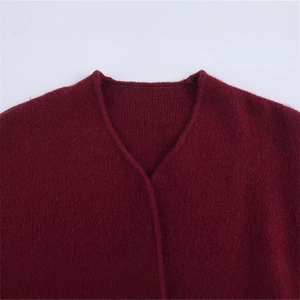Dunkelroter Strickpullover mit V-Ausschnitt aus weichem Wollgemisch im zeitlosen Design