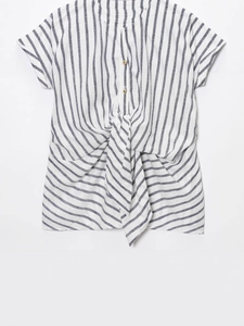 Camicia a righe da donna a maniche corte con colletto a bottoni e dettaglio nodo in vita