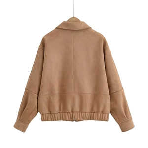 Vue arrière d'une veste courte en daim camel avec col à revers et ourlet élastique