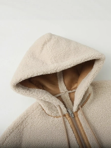 Veste à capuche beige en laine d'agneau pour femme avec polaire chaude et zip argenté