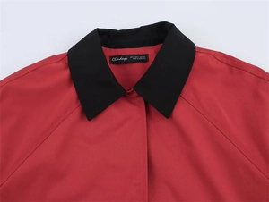 Detail des rot-schwarzen Kontrast-Jackenkragens mit hochwertigen Nähten und Etikett
