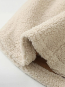 Détail de la texture en polaire sherpa beige doux pour sweat à capuche d'hiver