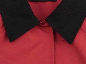 Detailansicht eines Damenjacken-Kragens mit rotem Stoff und schwarzem Kontrast-Revers