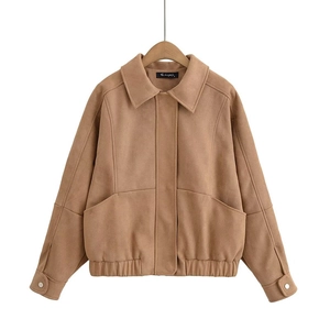 Veste femme en suédine marron avec col à revers et ourlet élastique sur fond blanc