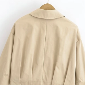 Khaki Freizeitjacke mit Reverskragen und Falten-Details an einem Holzbügel hängend