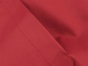 Makro-Detail des roten Twill-Stoffes mit Präzisionsnähten und hochwertiger Textur