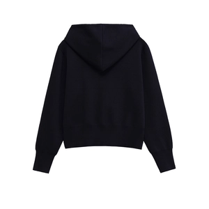 Vue détaillée des poignets côtelés et de l'ourlet arrière de ce sweat à capuche bleu foncé