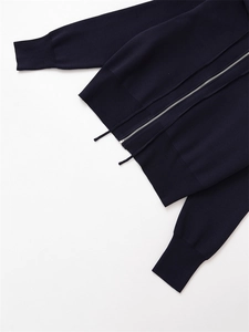 Détails du pull en maille bleu marine zippé avec des poignets côtelés et une fermeture