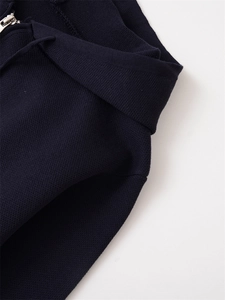 Vue macro du tricot bleu marine avec fermeture éclair en métal argenté et cordon plat