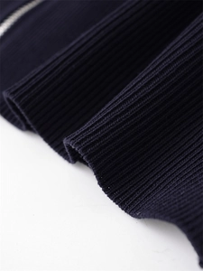 Détail du tissu en maille côtelée bleu marine et fermeture éclair argentée du sweat