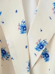 Detailaufnahme des Revers am cremefarbenen Blumen-Blazer mit blau-rosa Mustern
