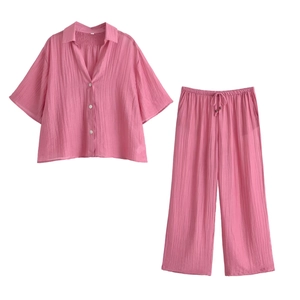 Detail eines rosa zweiteiligen Loungewear-Sets mit Plissee-Struktur und Kordelzugbund