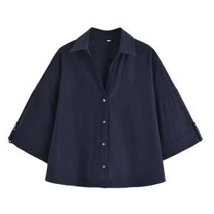 Vue détaillée de la chemise bleu marine à manches courtes avec boutons en bois et revers