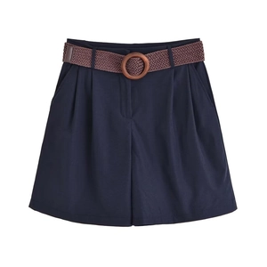 Détail d'un short décontracté bleu marine avec ceinture tressée et taille plissée
