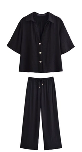 Details des schwarzen Sommer-Sets mit Hemd und Kordelzug-Hose in Crêpe-Textur