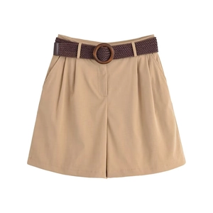 Détail d'un short kaki taille haute avec ceinture tressée et boucle en bois ronde