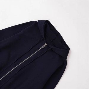 Sweat à capuche en maille bleu marine avec fermeture éclair argentée et texture fine