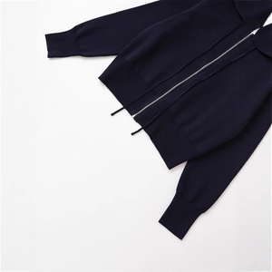 Veste en maille bleu marine à zip avec grand col et cordon à la taille, coupe ample