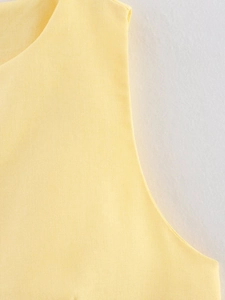 Detail der Nähte und Textur an einem hellgelben ärmellosen Sommer-Zweiteiler