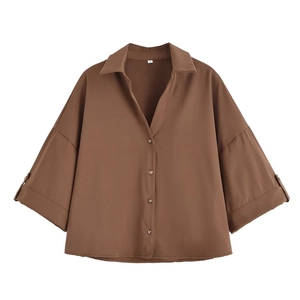 Vue détaillée d'une chemise marron à manches courtes avec col boutonné et étiquette de taille S