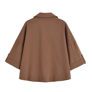 Vue arrière de la chemise marron à manches larges avec épaules tombantes et ourlet