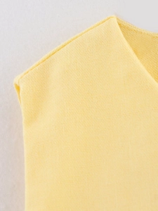 Detailansicht des hellgelben Strickoberteils mit feiner Rippenstruktur und Rundhalsausschnitt